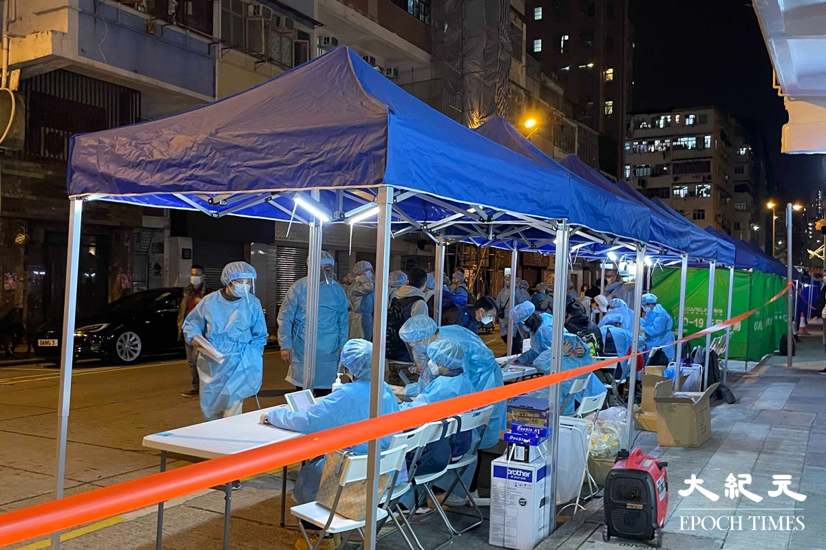 晚上8時15分，深水埗大南街受限區域內，已搭建多個帳篷準備為居民檢測。期間拖車亦奉召到場，將受限區域內停泊的死車拖走。（卓相如／大紀元）