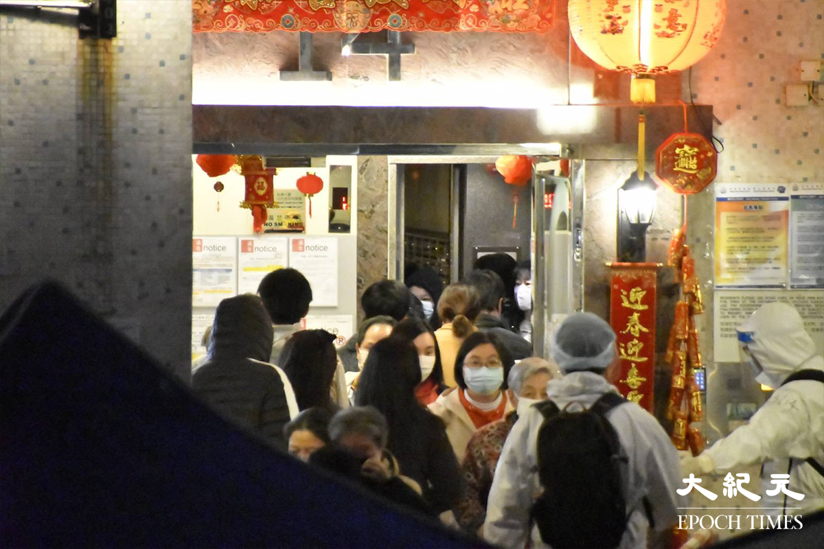 晚上9時25分，陸續有黃大仙翠竹花園第14座居民，被安排到地面檢測站接受強制檢測。（麥碧／大紀元）
