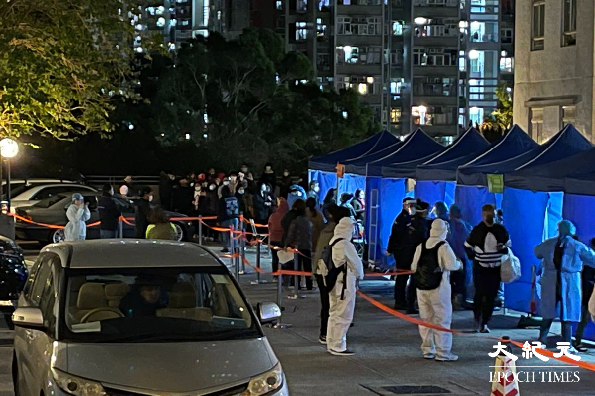 晚上9時許，翠竹花園第14座外，已有不少居民排隊等候檢測。（李辰／大紀元）