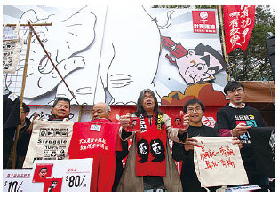 社民連推出印有梁振英頭像的煙灰缸,兩款限量250個,每個80元,寓意「吸煙危害健康、狼英危害社會」。(蔡雯文/大紀元)