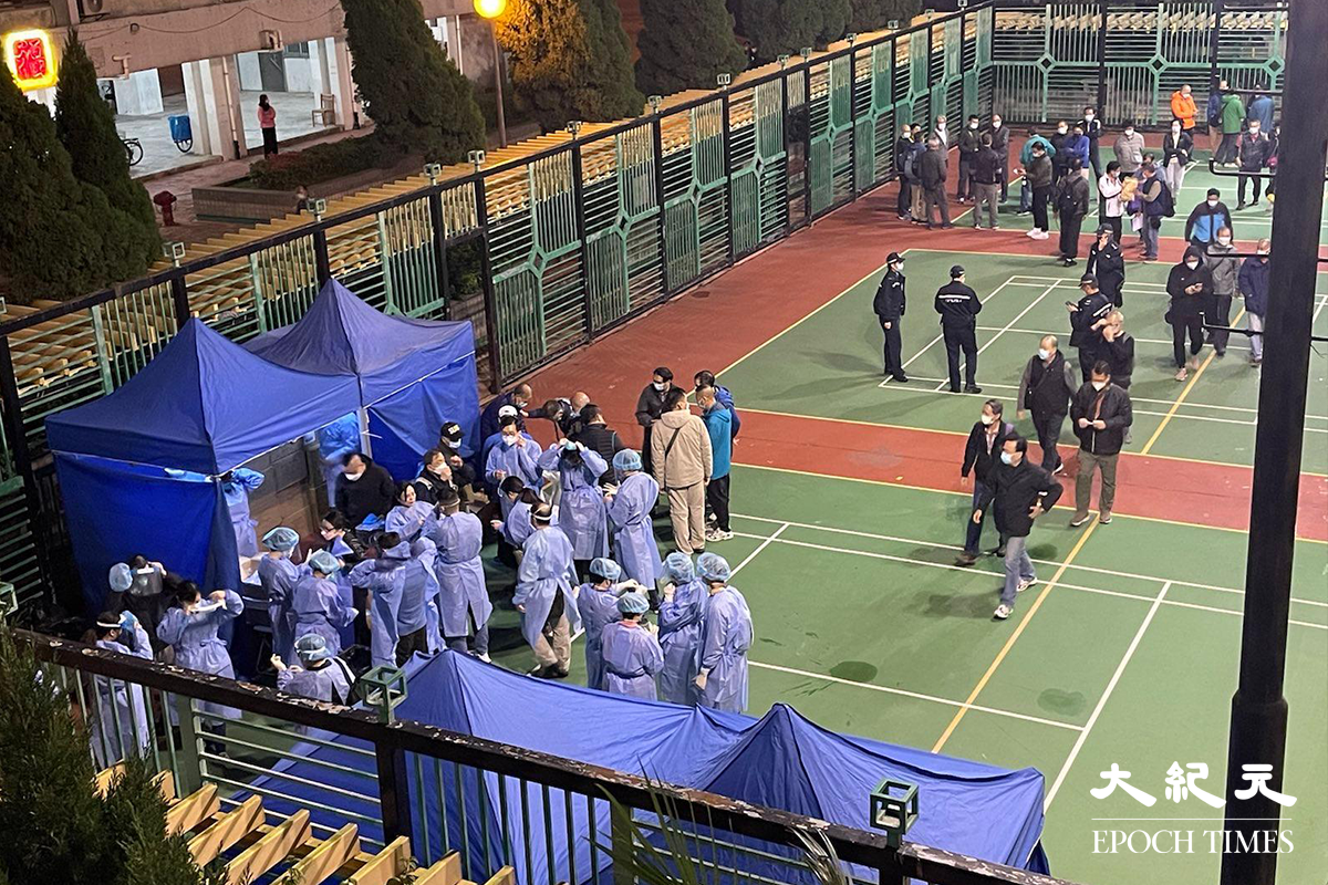 政府今日（9日）宣布自晚上7時半起，將元朗朗屏邨鵲屏樓和鳳屏樓劃為「受限區域」，要求受檢人士在明日凌晨1時前接受強制檢測。（卓相如／大紀元）