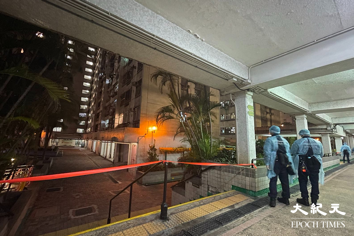 政府晚上7時30分刊登憲報，將朗朗屏邨鵲屏樓、鳳屏樓指列為受限區域後。晚上約8時30分，鵲屏樓及鳳屏樓對開的一個籃球場，已改成為一個臨時檢測站。晚上約9時，陸續有受限區域內居民到檢測站排隊等候檢測。（卓相如／大紀元）