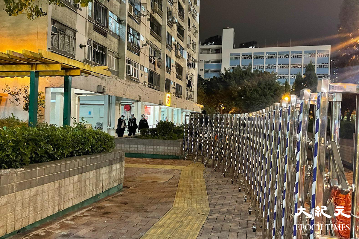 政府晚上7時30分刊登憲報，將朗朗屏邨鵲屏樓、鳳屏樓指列為受限區域後。晚上約8時30分，鵲屏樓及鳳屏樓對開的一個籃球場，已改成為一個臨時檢測站。晚上約9時，陸續有受限區域內居民到檢測站排隊等候檢測。（卓相如／大紀元）