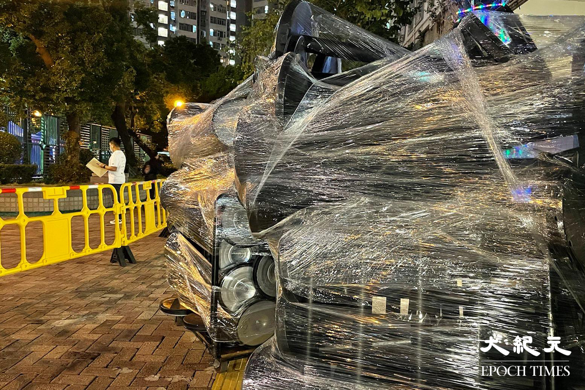 政府晚上7時30分刊登憲報，將朗朗屏邨鵲屏樓、鳳屏樓指列為受限區域後。晚上約8時30分，鵲屏樓及鳳屏樓對開的一個籃球場，已改成為一個臨時檢測站。晚上約9時，陸續有受限區域內居民到檢測站排隊等候檢測。（卓相如／大紀元）