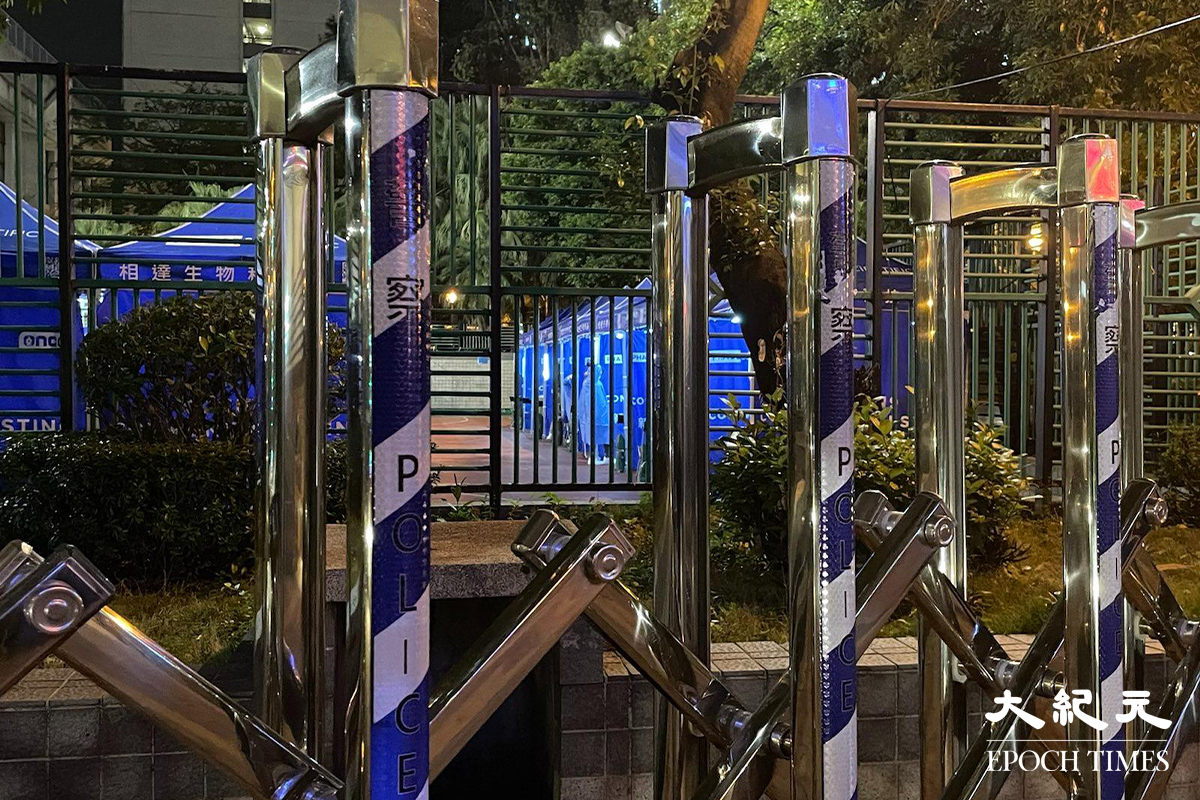 政府晚上7時30分刊登憲報，將朗朗屏邨鵲屏樓、鳳屏樓指列為受限區域後。晚上約8時30分，鵲屏樓及鳳屏樓對開的一個籃球場，已改成為一個臨時檢測站。晚上約9時，陸續有受限區域內居民到檢測站排隊等候檢測。（卓相如／大紀元）