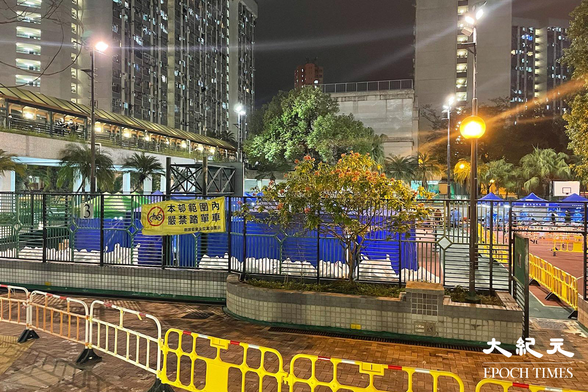 政府晚上7時30分刊登憲報，將朗朗屏邨鵲屏樓、鳳屏樓指列為受限區域後。晚上約8時30分，鵲屏樓及鳳屏樓對開的一個籃球場，已改成為一個臨時檢測站。晚上約9時，陸續有受限區域內居民到檢測站排隊等候檢測。（卓相如／大紀元）