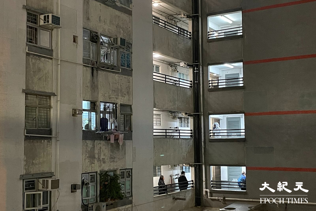 政府晚上7時30分刊登憲報，將朗朗屏邨鵲屏樓、鳳屏樓指列為受限區域後。晚上約8時30分，鵲屏樓及鳳屏樓對開的一個籃球場，已改成為一個臨時檢測站。晚上約9時，陸續有受限區域內居民到檢測站排隊等候檢測。（卓相如／大紀元）