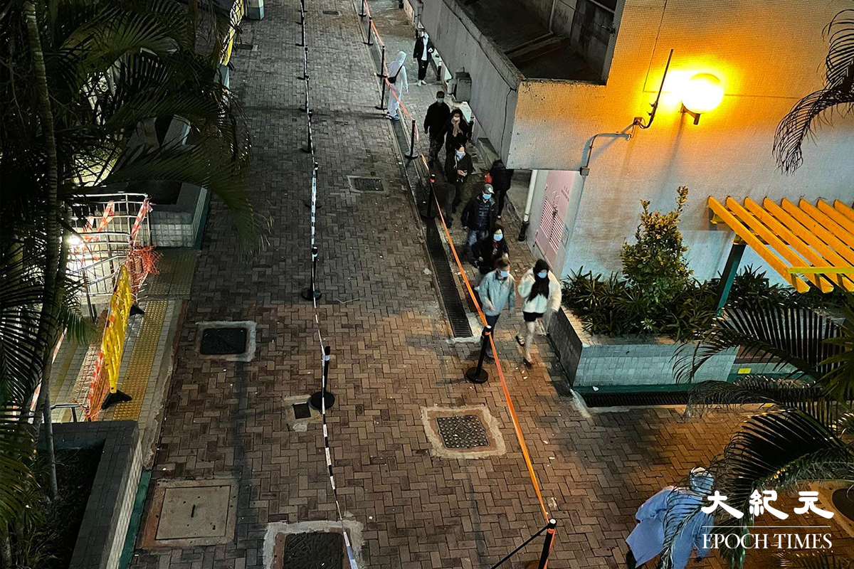 政府晚上7時30分刊登憲報，將朗朗屏邨鵲屏樓、鳳屏樓指列為受限區域後。晚上約8時30分，鵲屏樓及鳳屏樓對開的一個籃球場，已改成為一個臨時檢測站。晚上約9時，陸續有受限區域內居民到檢測站排隊等候檢測。（卓相如／大紀元）