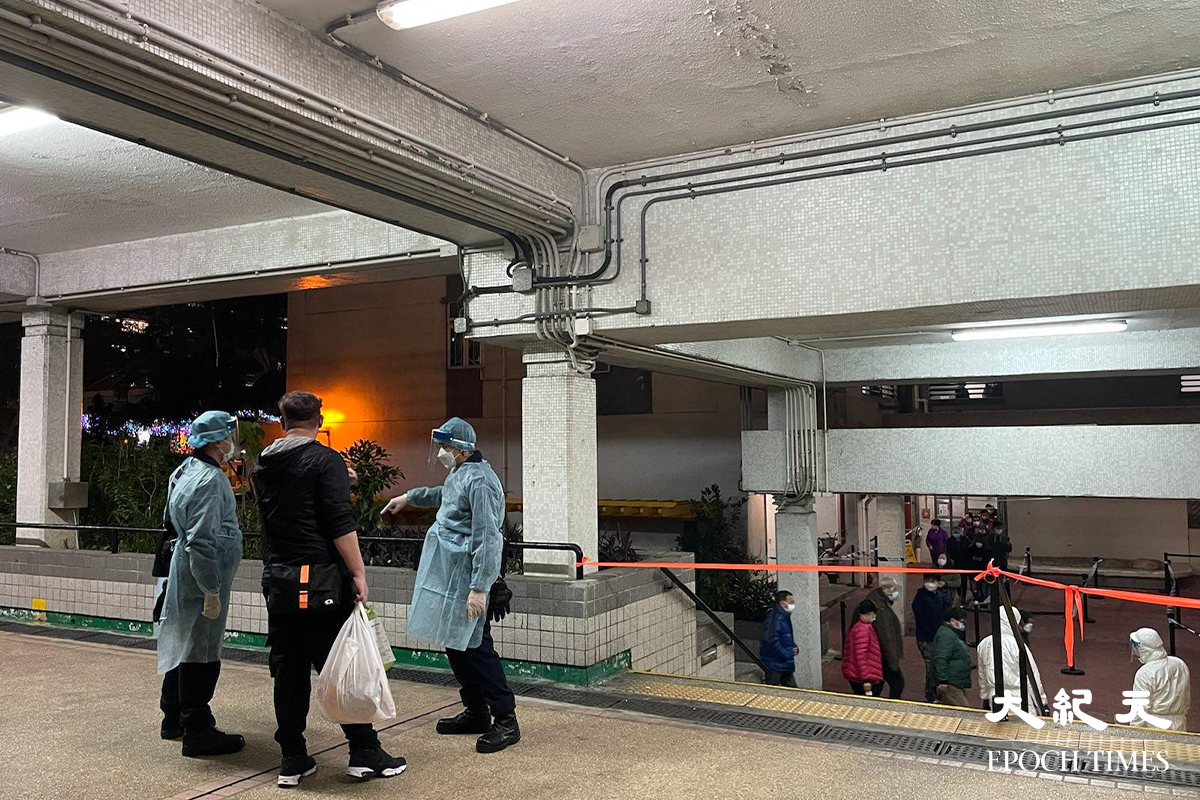 政府晚上7時30分刊登憲報，將朗朗屏邨鵲屏樓、鳳屏樓指列為受限區域後。晚上約8時30分，鵲屏樓及鳳屏樓對開的一個籃球場，已改成為一個臨時檢測站。晚上約9時，陸續有受限區域內居民到檢測站排隊等候檢測。（卓相如／大紀元）