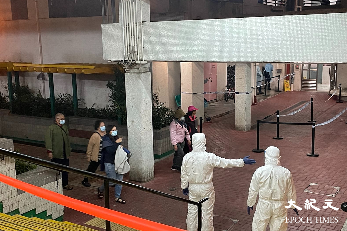 政府晚上7時30分刊登憲報，將朗朗屏邨鵲屏樓、鳳屏樓指列為受限區域後。晚上約8時30分，鵲屏樓及鳳屏樓對開的一個籃球場，已改成為一個臨時檢測站。晚上約9時，陸續有受限區域內居民到檢測站排隊等候檢測。（卓相如／大紀元）