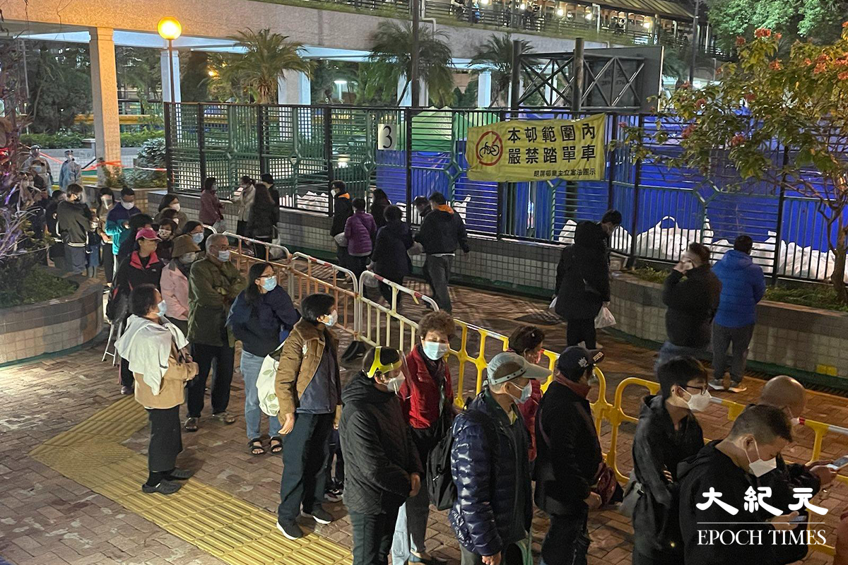 政府晚上7時30分刊登憲報，將朗朗屏邨鵲屏樓、鳳屏樓指列為受限區域後。晚上約8時30分，鵲屏樓及鳳屏樓對開的一個籃球場，已改成為一個臨時檢測站。晚上約9時，陸續有受限區域內居民到檢測站排隊等候檢測。（卓相如／大紀元）