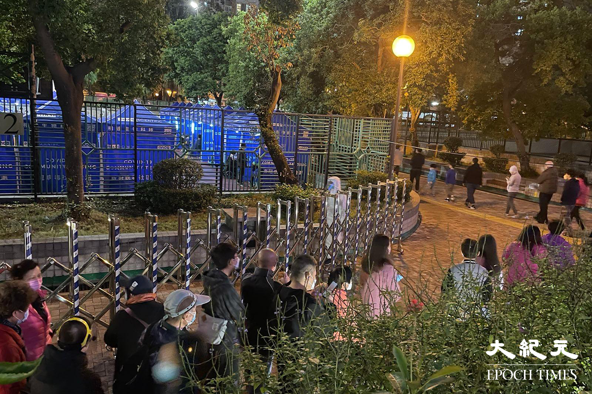 政府晚上7時30分刊登憲報，將朗朗屏邨鵲屏樓、鳳屏樓指列為受限區域後。晚上約8時30分，鵲屏樓及鳳屏樓對開的一個籃球場，已改成為一個臨時檢測站。晚上約9時，陸續有受限區域內居民到檢測站排隊等候檢測。（卓相如／大紀元）