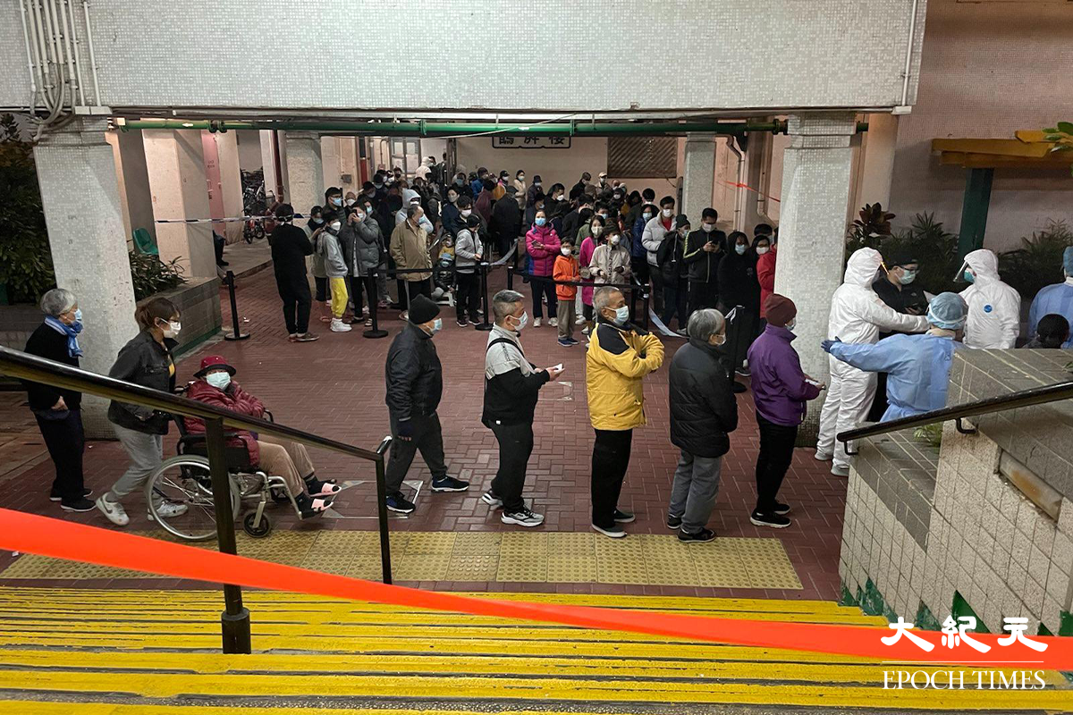 晚上9時15分，元朗朗屏邨現場，記者目測有過百名居民在排隊等候檢查。（卓相如／大紀元）