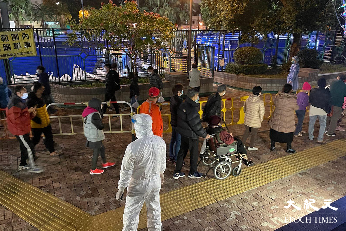 晚上9時15分，元朗朗屏邨現場，記者目測有過百名居民在排隊等候檢查。（卓相如／大紀元）