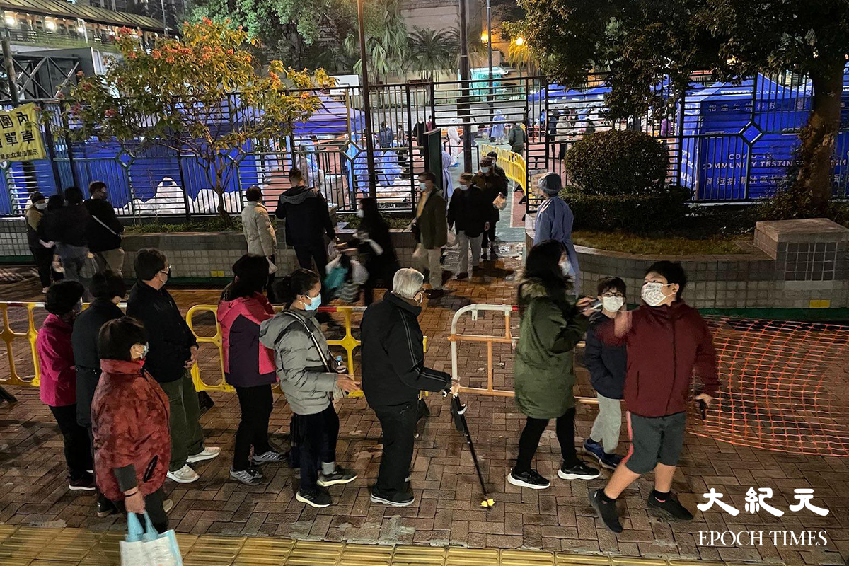 晚上9時15分，元朗朗屏邨現場，記者目測有過百名居民在排隊等候檢查。（卓相如／大紀元）