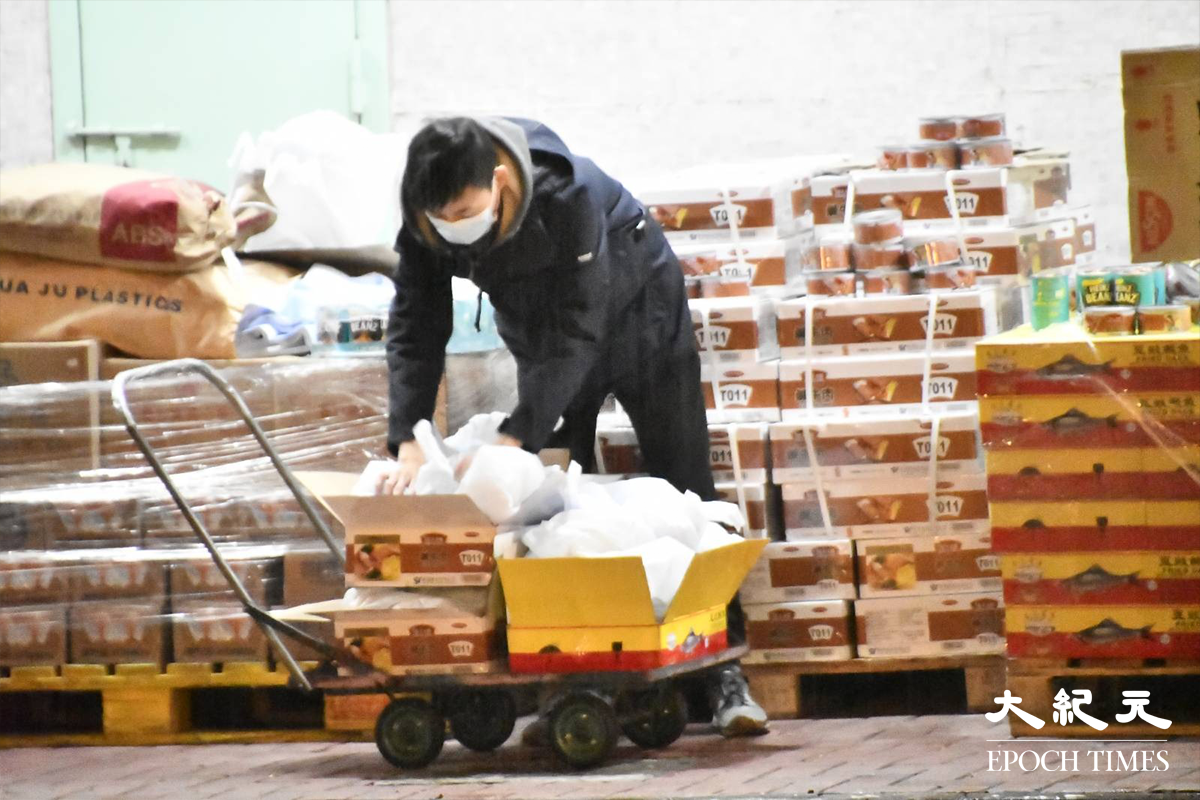 政府今日（21日）宣布自下午6時半起，將深水埗南昌邨昌謙樓及昌逸樓（不包括地下）劃為「受限區域」，要求受檢人士在明日凌晨12時前接受強制檢測，目標在明日下午約1時完成行動。（麥碧／大紀元）