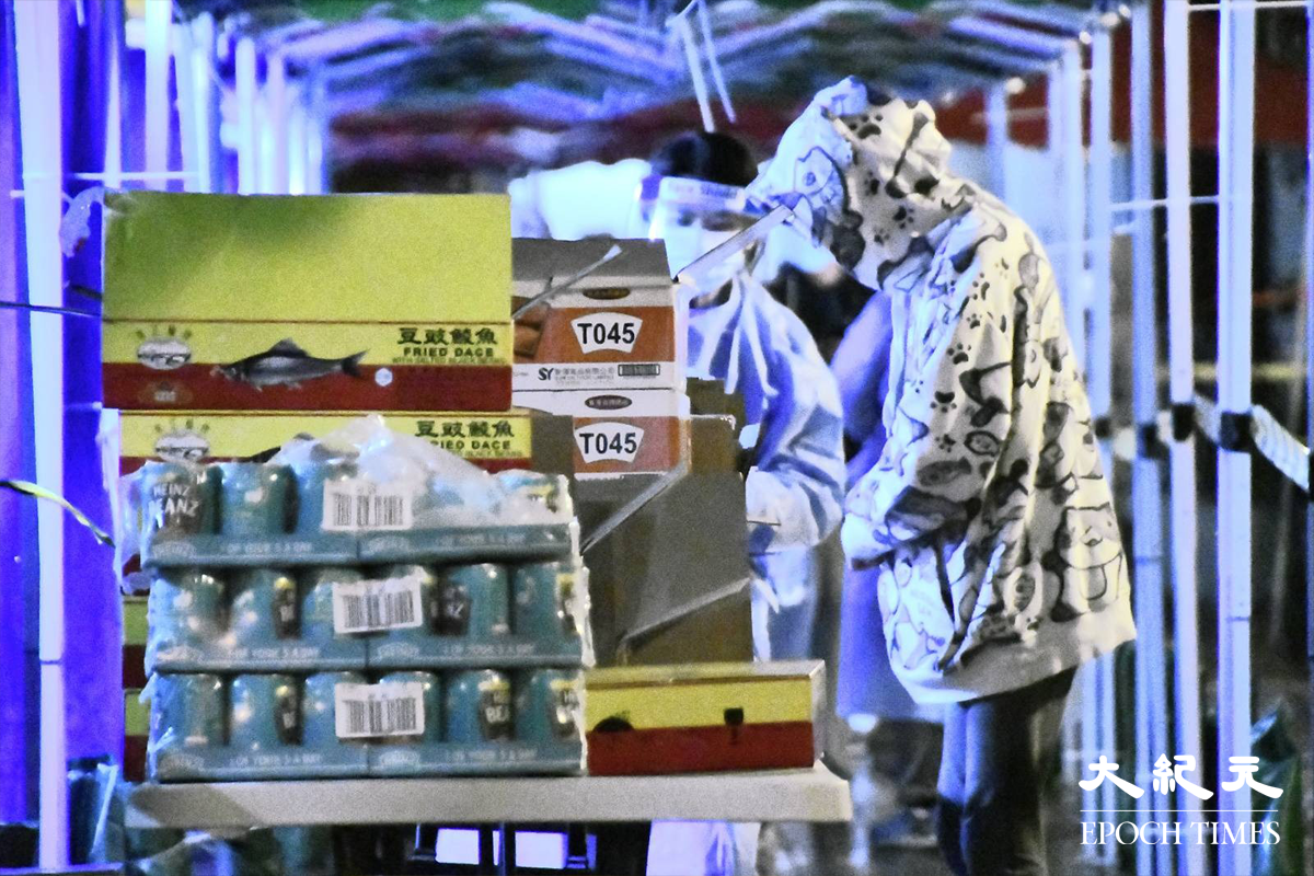 南昌邨昌逸樓居民完成檢測後，於物資站領取物資。（麥碧／大紀元）