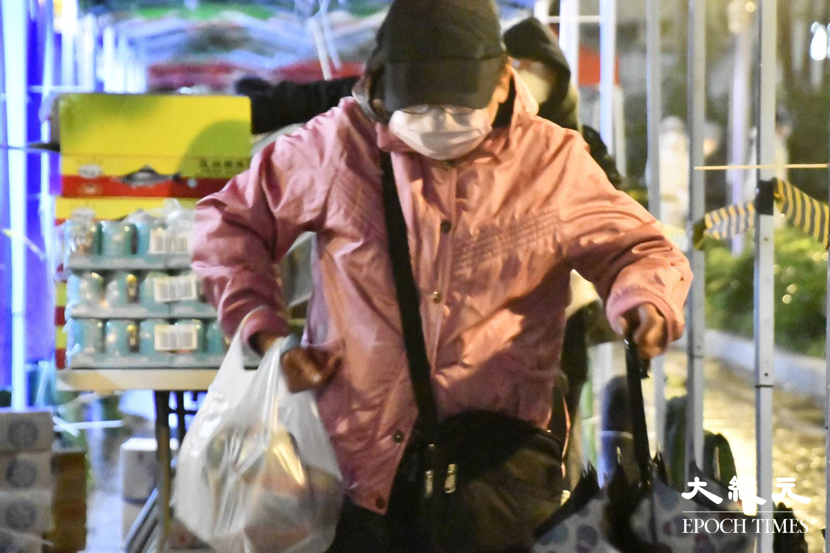 南昌邨昌逸樓居民完成檢測後，於物資站領取物資。（麥碧／大紀元）