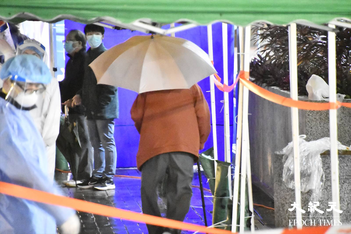 一位長者完成檢測後，慢慢地離開。（麥碧／大紀元）