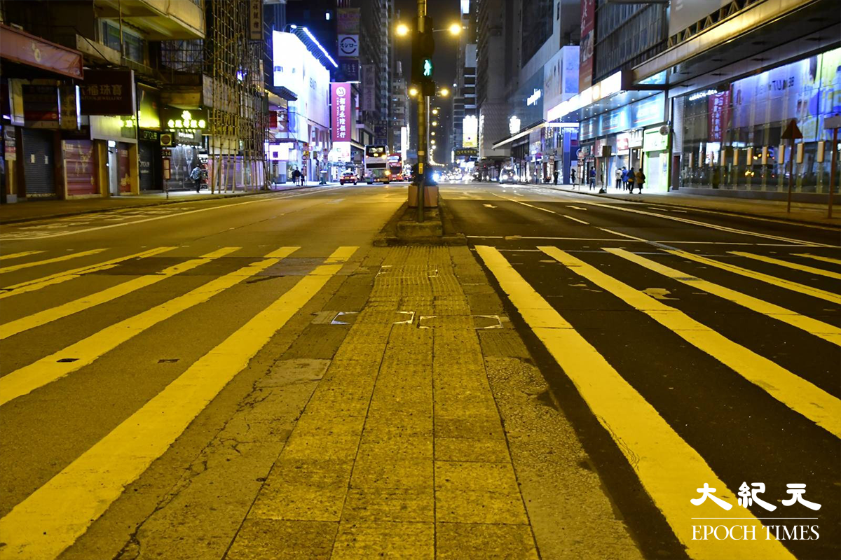 2月24日晚11時許，旺角亞皆老街與彌敦道交界的斑馬線。（麥碧／大紀元）