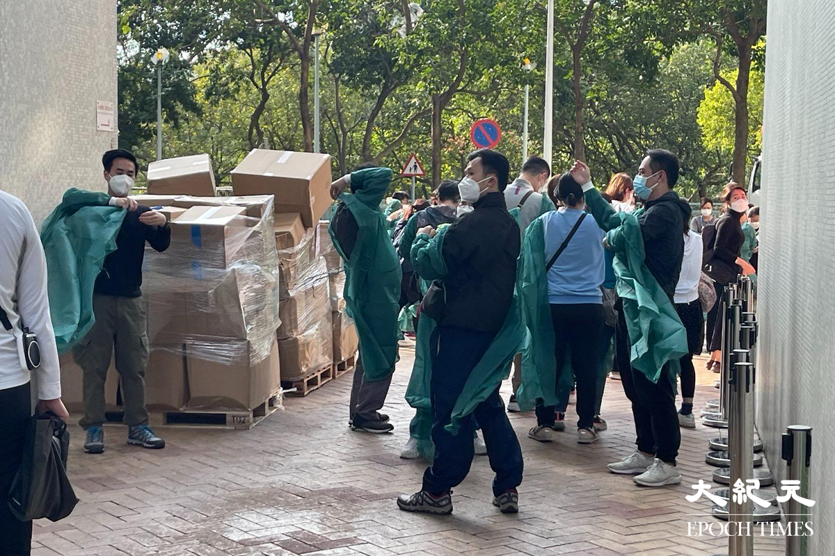 政府下午4時30分刊登憲報宣告，將天水圍天恒邨恆健樓資料為受限區域。下午時分已有大批工作人員在恆健樓外準備，政府刊登憲報後，在場警員隨即拉起封鎖線將恆健樓圍封。（李辰／大紀元）
