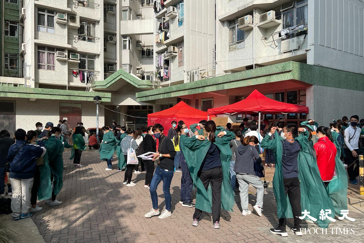 政府下午4時30分刊登憲報宣告，將天水圍天恒邨恆健樓資料為受限區域。下午時分已有大批工作人員在恆健樓外準備，政府刊登憲報後，在場警員隨即拉起封鎖線將恆健樓圍封。（李辰／大紀元）