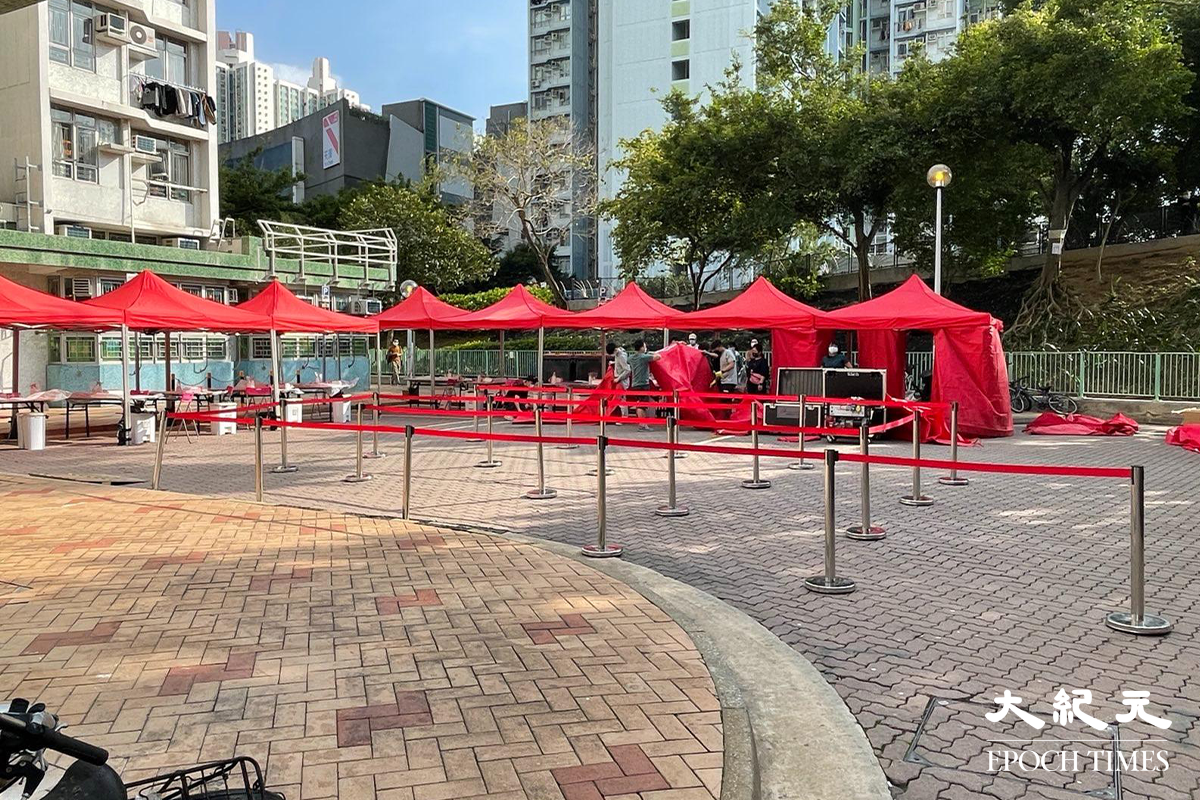 政府下午4時30分刊登憲報宣告，將天水圍天恒邨恆健樓資料為受限區域。下午時分已有大批工作人員在恆健樓外準備，政府刊登憲報後，在場警員隨即拉起封鎖線將恆健樓圍封。（李辰／大紀元）