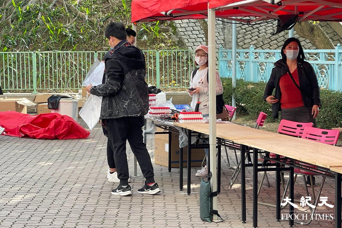 政府下午4時30分刊登憲報宣告，將天水圍天恒邨恆健樓資料為受限區域。下午時分已有大批工作人員在恆健樓外準備，政府刊登憲報後，在場警員隨即拉起封鎖線將恆健樓圍封。（李辰／大紀元）