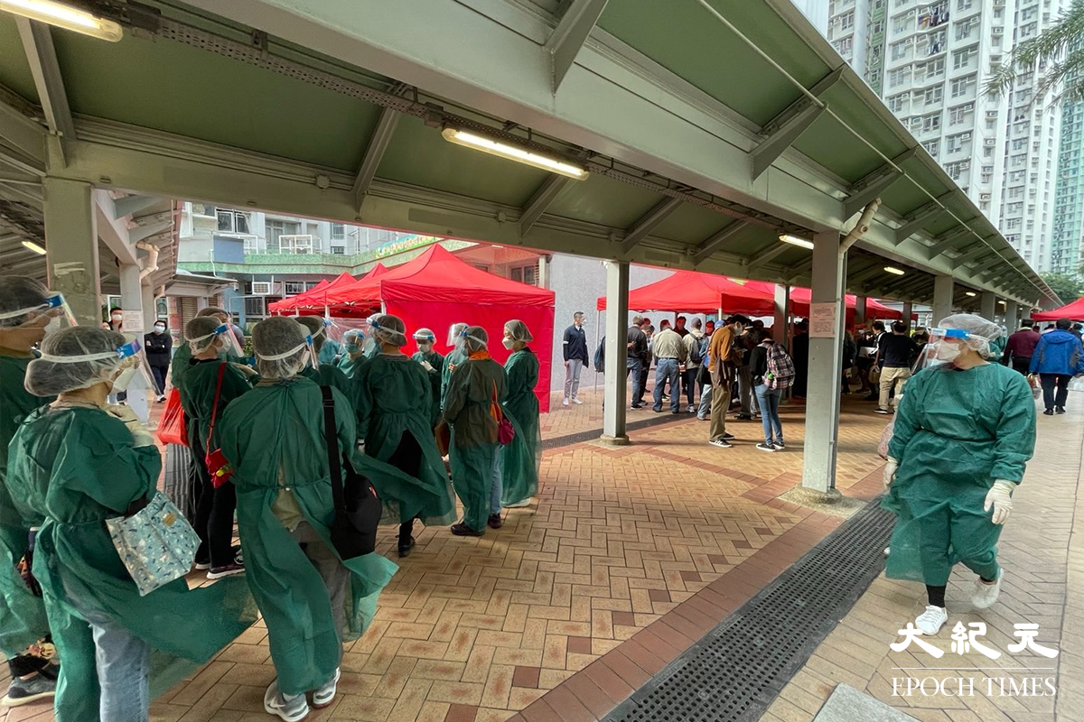 政府下午4時30分刊登憲報宣告，將天水圍天恒邨恆健樓資料為受限區域。下午時分已有大批工作人員在恆健樓外準備，政府刊登憲報後，在場警員隨即拉起封鎖線將恆健樓圍封。（李辰／大紀元）