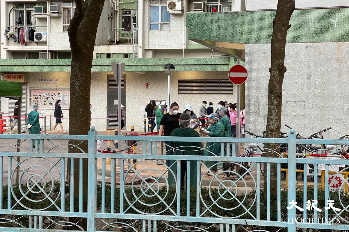 傍晚6時許，陸續有天水圍天恒邨恆健樓住戶，到地下檢測站接受檢測。（李辰／大紀元）