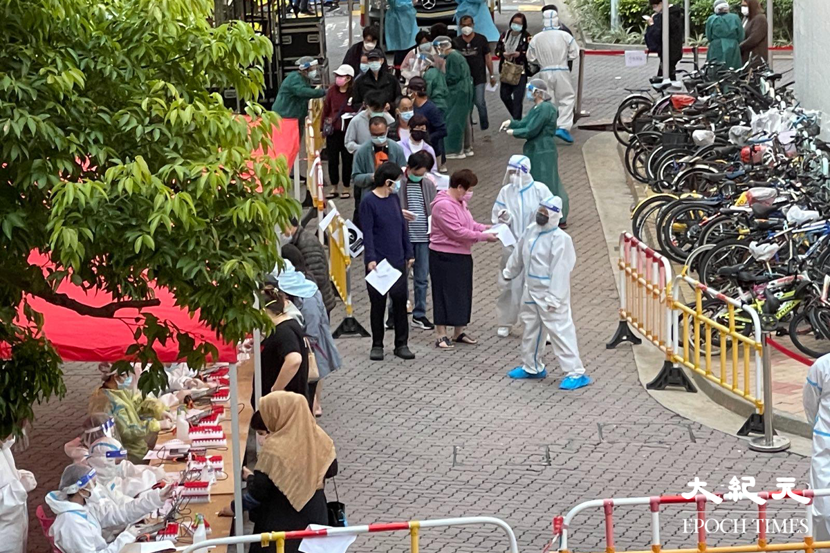 傍晚6時許，陸續有天水圍天恒邨恆健樓住戶，到地下檢測站接受檢測。（李辰／大紀元）