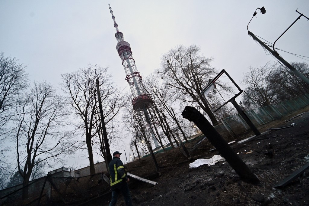 3月1日，基輔電視塔附近發生爆炸，導致5人喪生。烏克蘭政府表示爆炸是俄羅斯軍隊所為。（Sergei SUPINSKY / AFP）