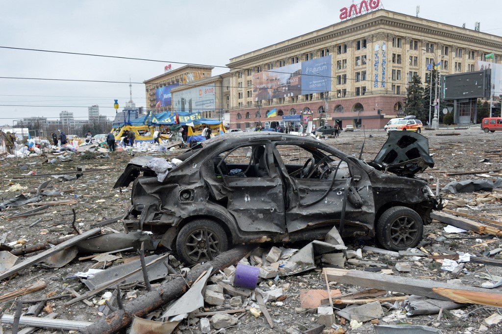烏克蘭第二大城市哈爾科夫（Kharkiv）昨天（3月1日）被俄軍轟炸，市中心變得滿目瘡痍。（Sergey BOBOK / AFP）