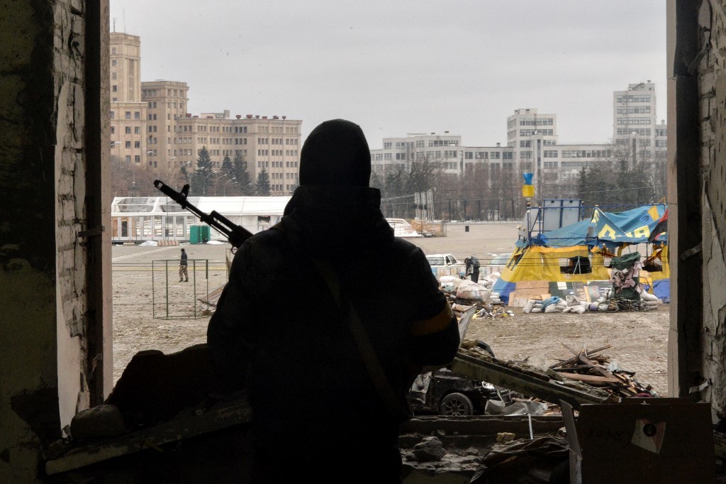 烏克蘭第二大城市哈爾科夫（Kharkiv）昨天（3月1日）被俄軍轟炸，市中心變得滿目瘡痍。（Sergey BOBOK / AFP）