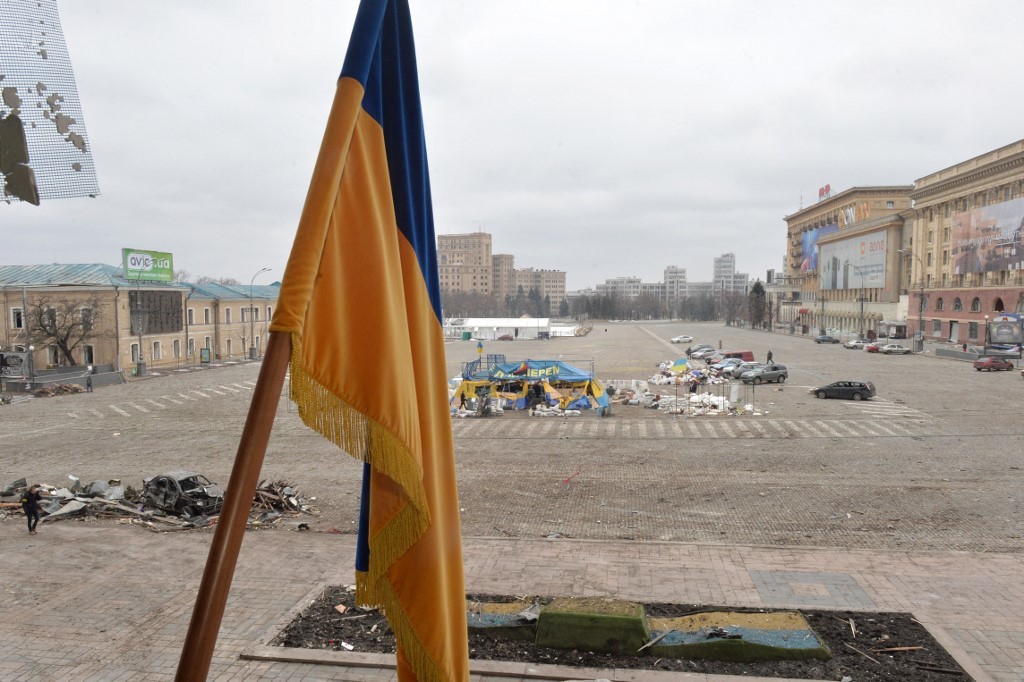 烏克蘭第二大城市哈爾科夫（Kharkiv）昨天（3月1日）被俄軍轟炸，市中心變得滿目瘡痍。（Sergey BOBOK / AFP）