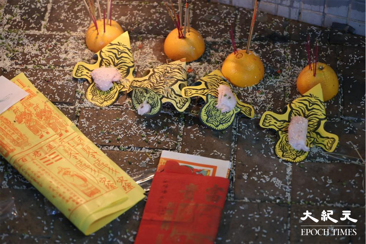 驚蟄打小人必須祭白虎，坊間黃色紙老虎代表白虎。攝於2021年3月5日。（胡凱欣／大紀元）