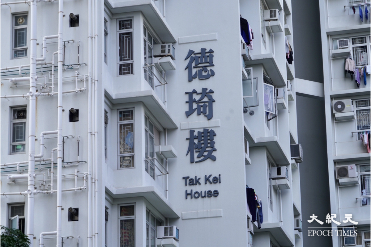 政府今日（4日）自下午1時起，將九龍城德朗邨德琦樓劃為「受限區域」，要求大廈內人士在晚上8時前接受強制檢測。（余鋼／大紀元）