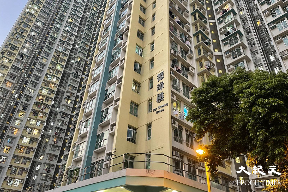 政府今日下午5時30分行登憲報宣告，將九龍城德朗邨德璋樓指列為受限區域。（李辰／大紀元）