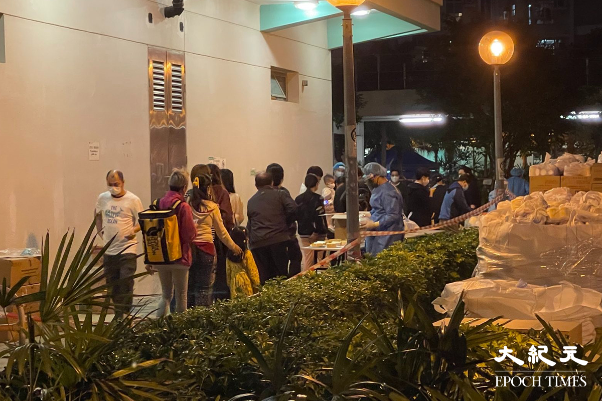 晚7時許，德朗邨德璋樓住戶排隊接受強制檢測。（李辰／大紀元）