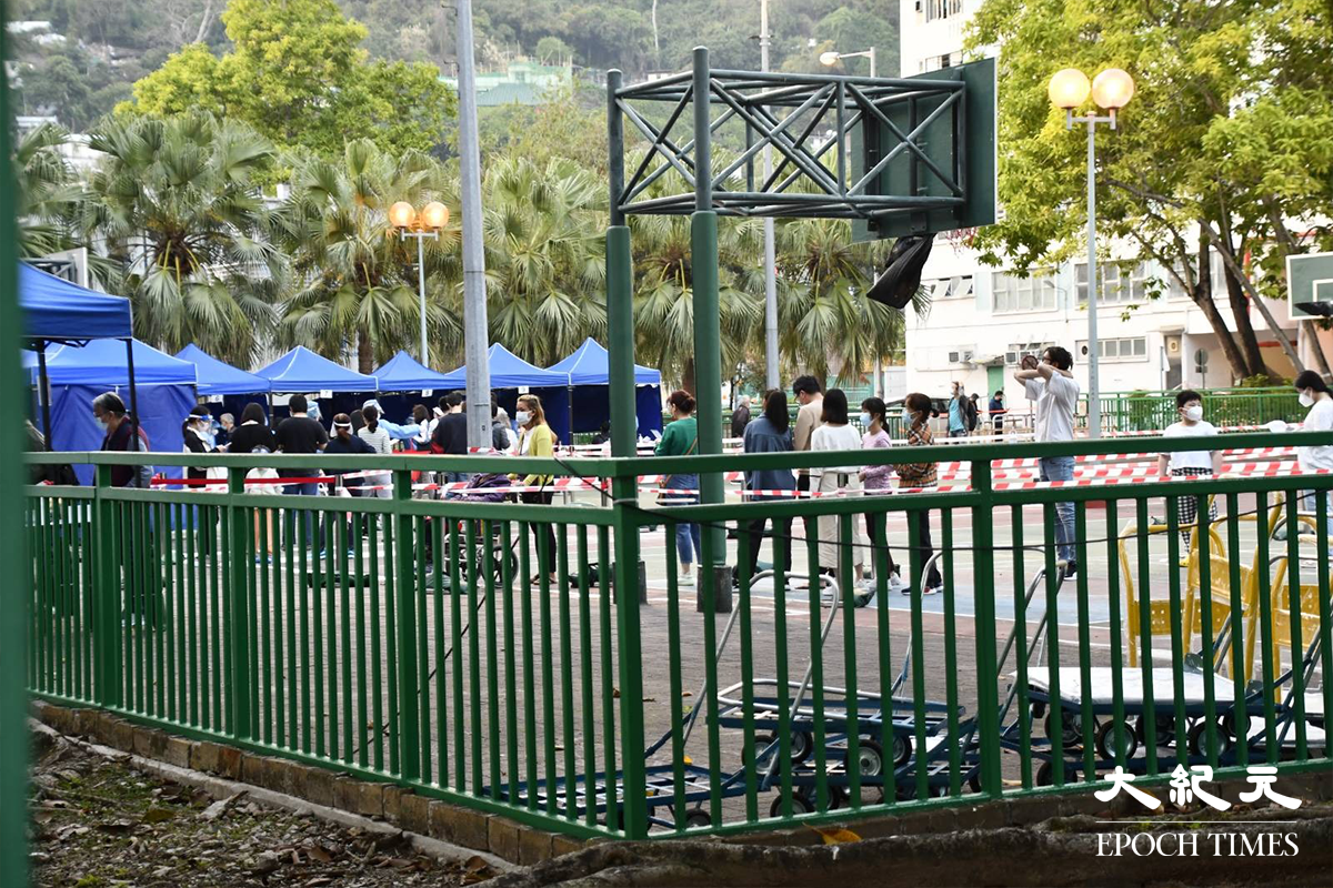 傍晚6時，沙田瀝源邨祿泉樓住戶在排隊等候檢測。（麥碧／大紀元）