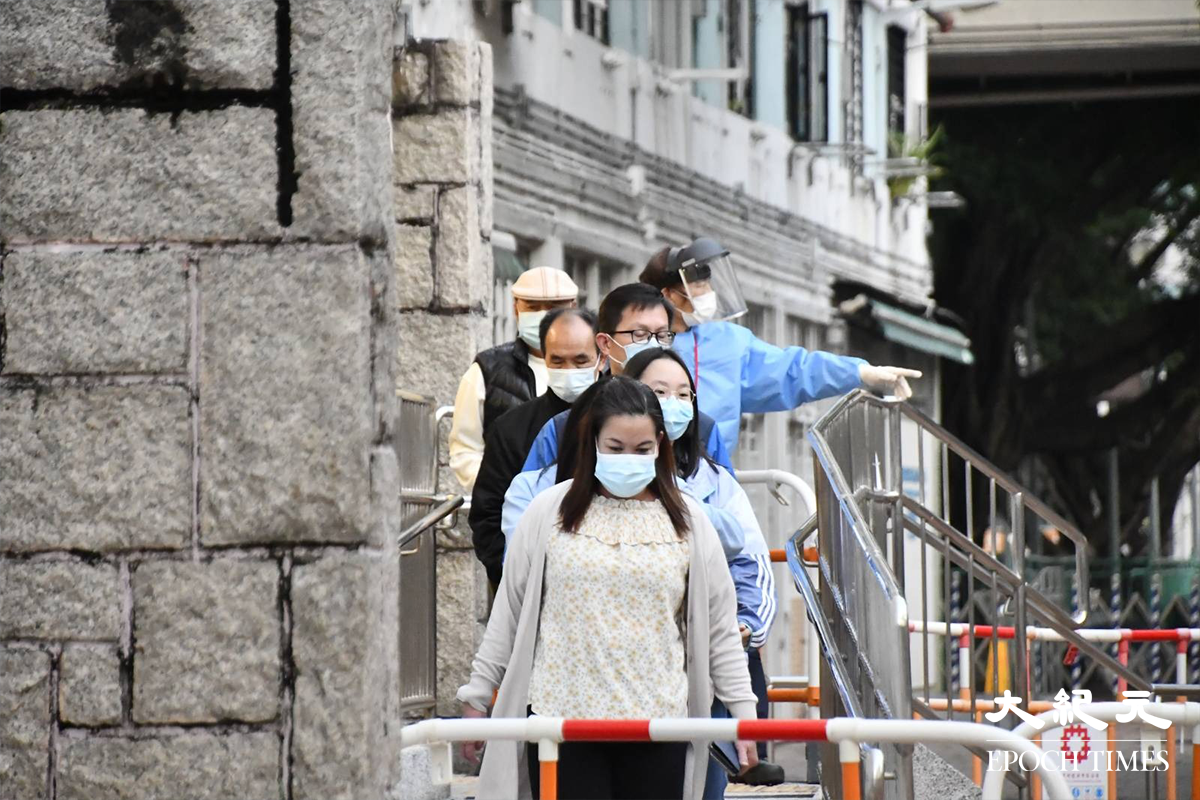 陸續有沙田瀝源邨祿泉樓住戶收到通知後，到地下檢測站接受強制檢測。（麥碧／大紀元）