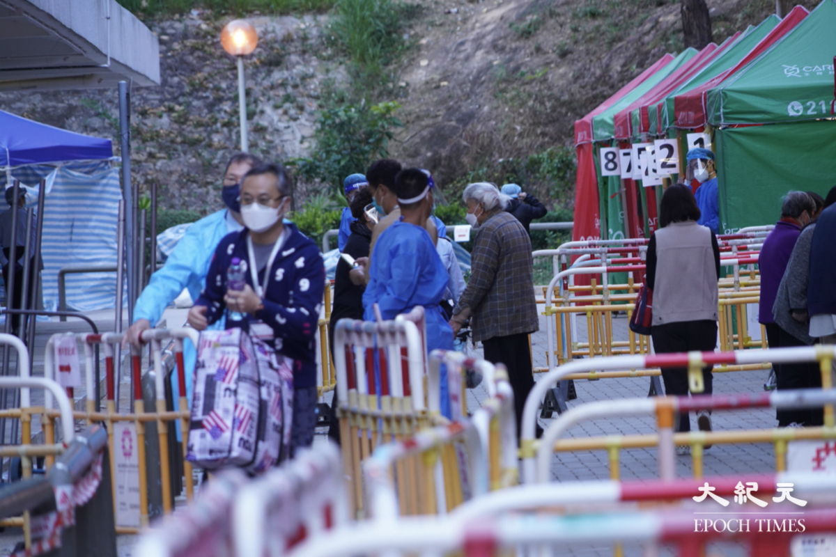 葵涌石籬一邨石興樓宣布圍封強檢，居民排隊檢測。（余鋼/大紀元）