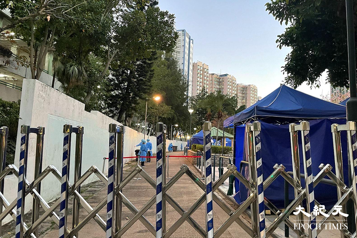 屯門凱德花園地圍封後，陸續有住戶收到通知到檢測站接受強制檢測。（卓相如／大紀元）