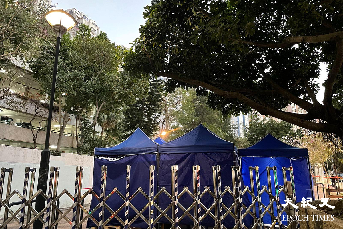屯門凱德花園地圍封後，陸續有住戶收到通知到檢測站接受強制檢測。（卓相如／大紀元）