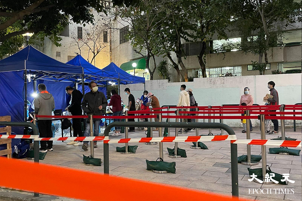 屯門凱德花園地圍封後，陸續有住戶收到通知到檢測站接受強制檢測。（卓相如／大紀元）