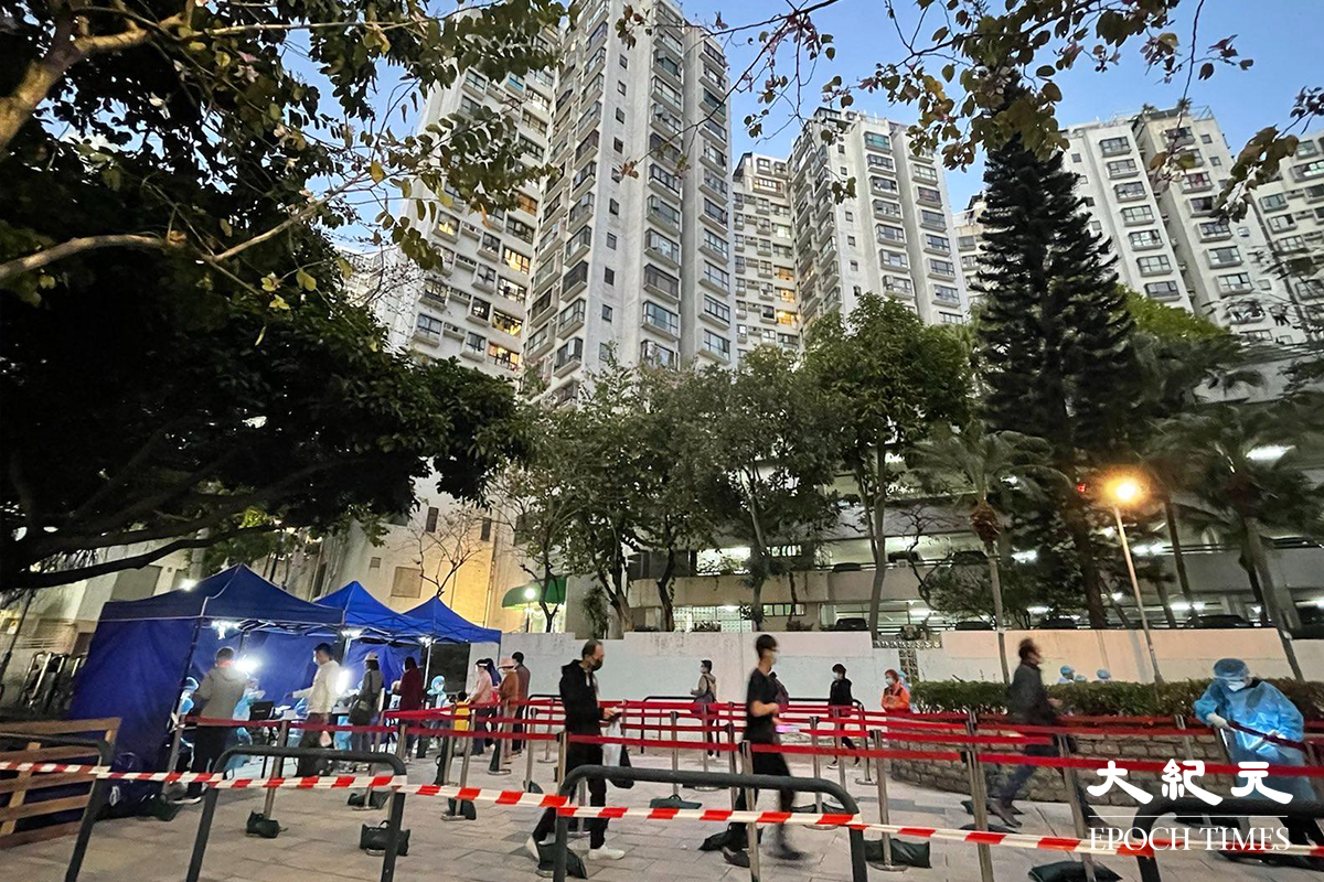 屯門凱德花園地圍封後，陸續有住戶收到通知到檢測站接受強制檢測。（卓相如／大紀元）