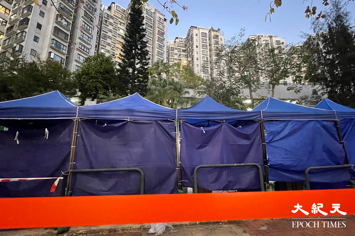 屯門凱德花園地圍封後，陸續有住戶收到通知到檢測站接受強制檢測。（卓相如／大紀元）