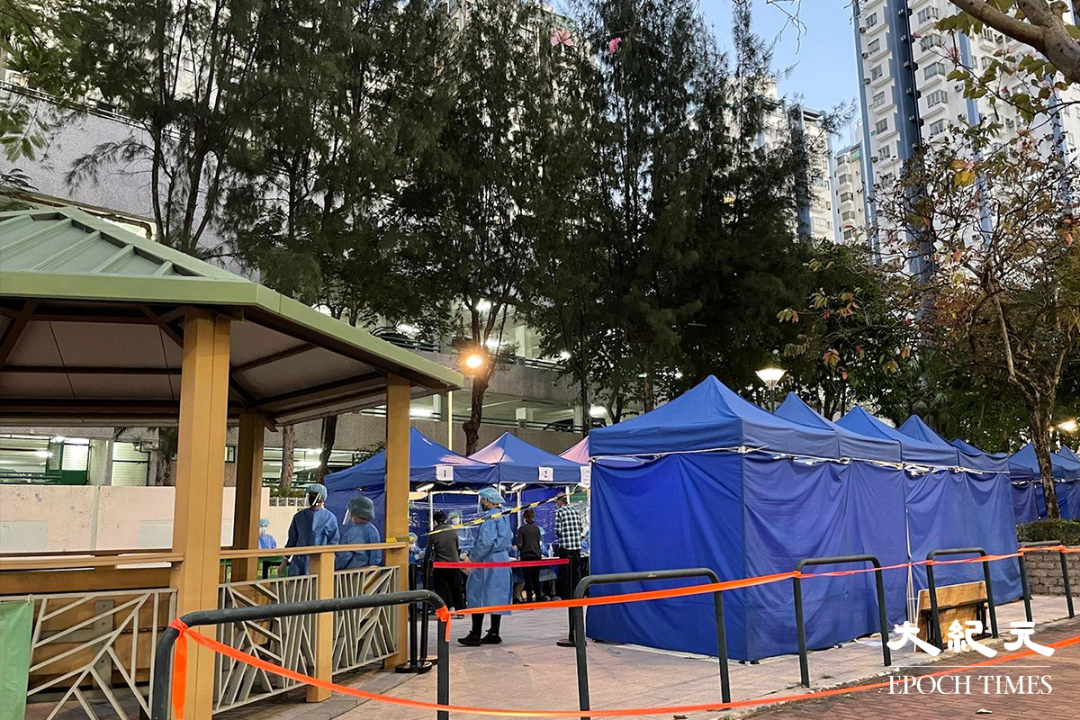 屯門凱德花園地圍封後，陸續有住戶收到通知到檢測站接受強制檢測。（卓相如／大紀元）