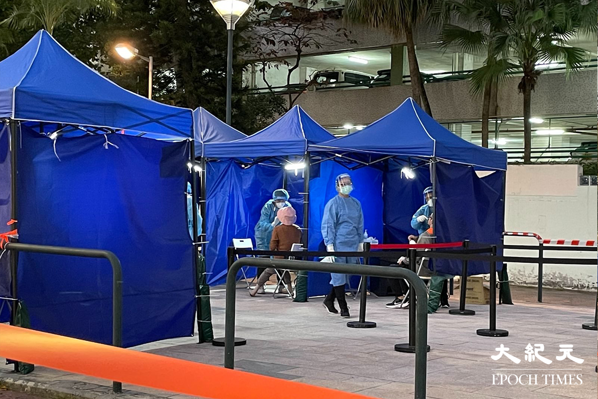 屯門凱德花園地圍封後，陸續有住戶收到通知到檢測站接受強制檢測。（卓相如／大紀元）