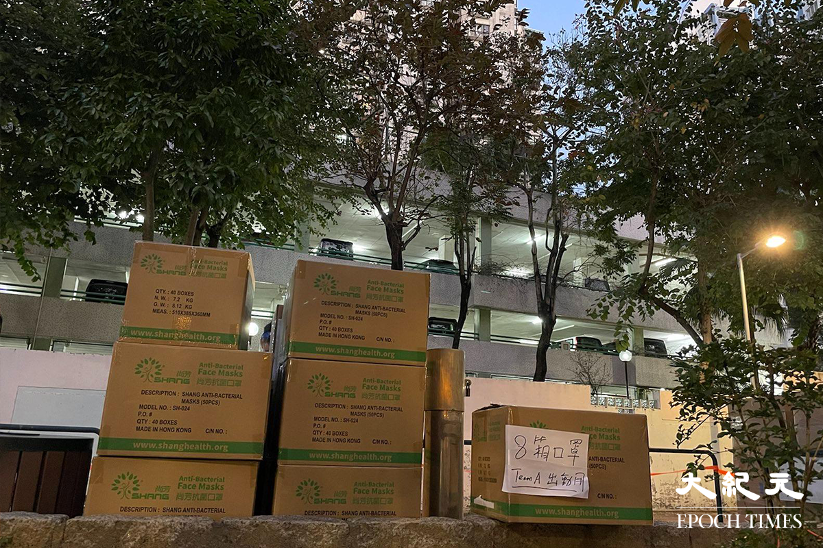 屯門凱德花園地圍封後，陸續有住戶收到通知到檢測站接受強制檢測。（卓相如／大紀元）
